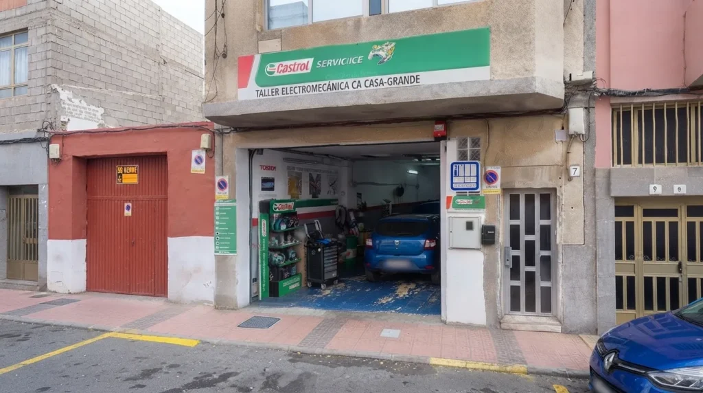 Fachada del taller Electromecánica Casa Grande en la calle Dr. Federico Betancor Oliva de Telde, con el portón abierto y un coche dentro